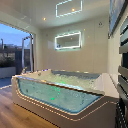Highland Stays - Ben View Room & Jacuzzi Bath Fort William Exterior photo