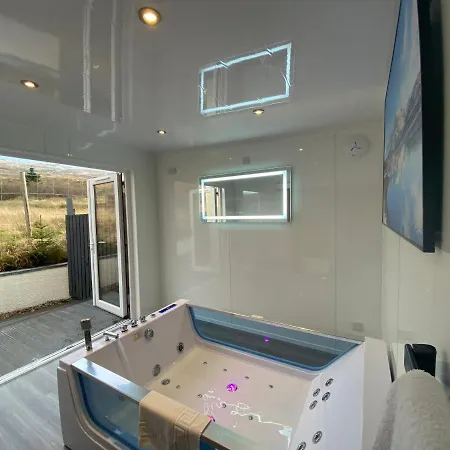 Highland Stays - Ben View Room & Jacuzzi Bath Fort William Exterior photo